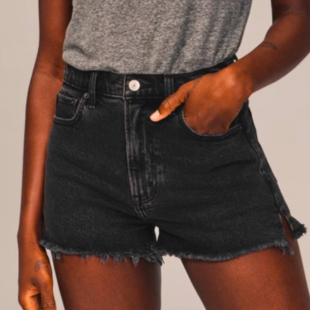Abecrombie & Fitch - High Rise Mom Shorts